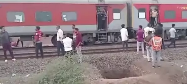 मुंबई में बड़ा ट्रेन हादसा! ट्रेन से गिरकर 4 यात्रियों की मौत मुंबई में बड़ा ट्रेन हादसा! ट्रेन से गिरकर 4 यात्रियों की मौत