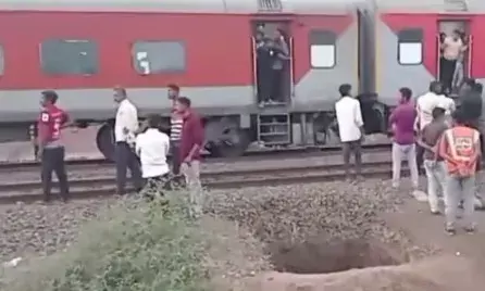 मुंबई में बड़ा ट्रेन हादसा! ट्रेन से गिरकर 4 यात्रियों की मौत