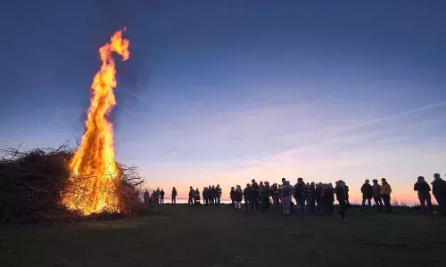 प्रेमिका की मौत का सदमा बर्दाश्त नहीं कर पाया युवक, चिता में कूदने की कोशिश