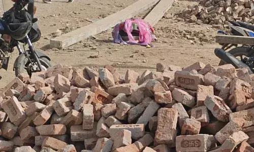 फिर आज सुबह मिला बेहटा नहर के पास सूटकेस में अज्ञात महिला का शव, मांग में सिंदूर पैर में बिछिया है फिर आज सुबह मिला बेहटा नहर के पास सूटकेस में अज्ञात महिला का शव, मांग में सिंदूर पैर में बिछिया है