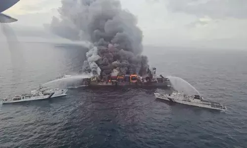 केरल तट के पास सिंगापुर ध्वजवाहक जहाज़ में आग और धमाकों से हड़कंप, चार लापता, तेल रिसाव की चेतावनी जारी