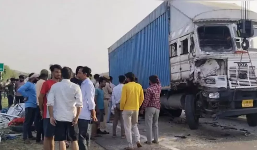 दूल्हा दुल्हन को लेकर आ रही जीप की ट्रक से टक्कर, नव दंपति समेत पांच की मौत, 6 घायल दूल्हा दुल्हन को लेकर आ रही जीप की ट्रक से टक्कर, नव दंपति समेत पांच की मौत, 6 घायल