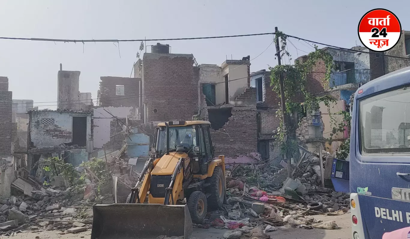 Delhi Bulldozer Action: कालकाजी के भूमिहीन कैंप पर चला बुलडोजर, 1200 झुग्गियों को किया गया धवस्त Delhi Bulldozer Action: कालकाजी के भूमिहीन कैंप पर चला बुलडोजर, 1200 झुग्गियों को किया गया धवस्त