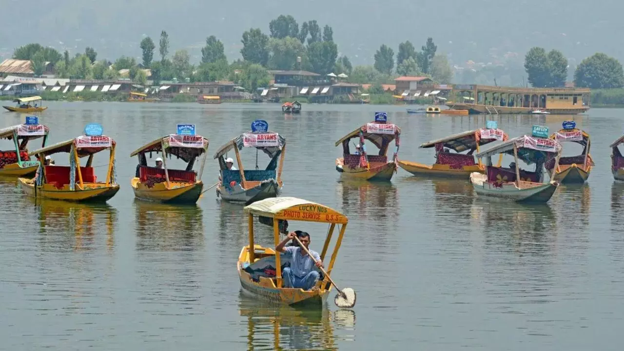 कश्मीर में डल झील पर शिकारा दौड़ का आयोजन, पर्यटन को बढ़ावा देने की कोशिश कश्मीर में डल झील पर शिकारा दौड़ का आयोजन, पर्यटन को बढ़ावा देने की कोशिश
