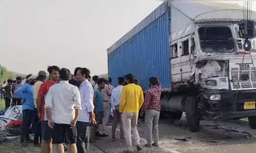 दूल्हा दुल्हन को लेकर आ रही जीप की ट्रक से टक्कर, नव दंपति समेत पांच की मौत, 6 घायल दूल्हा दुल्हन को लेकर आ रही जीप की ट्रक से टक्कर, नव दंपति समेत पांच की मौत, 6 घायल