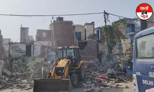 Delhi Bulldozer Action: कालकाजी के भूमिहीन कैंप पर चला बुलडोजर, 1200 झुग्गियों को किया गया धवस्त