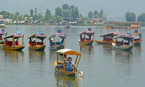 कश्मीर में डल झील पर शिकारा दौड़ का आयोजन, पर्यटन को बढ़ावा देने की कोशिश