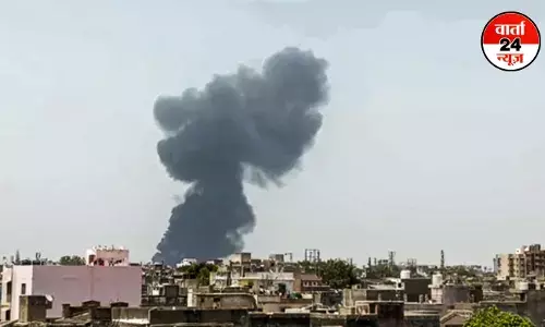 गुजरात के अहमदाबाद में प्लेन क्रैश, 242 लोग सवार थे, लंदन के लिए उड़ान भरते हुए ही हुई घटना गुजरात के अहमदाबाद में प्लेन क्रैश, 242 लोग सवार थे, लंदन के लिए उड़ान भरते हुए ही हुई घटना