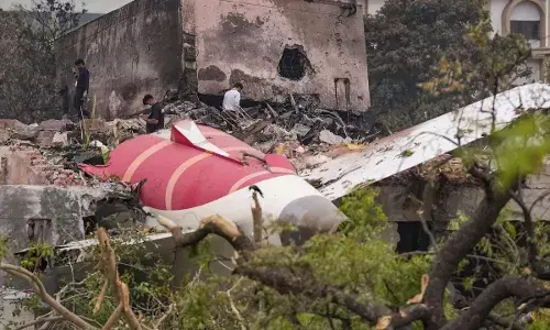 हवाई हादसे में एयर इंडिया फ्लाइट AI-171 का ब्लैक बॉक्स मिला हवाई हादसे में एयर इंडिया फ्लाइट AI-171 का ब्लैक बॉक्स मिला