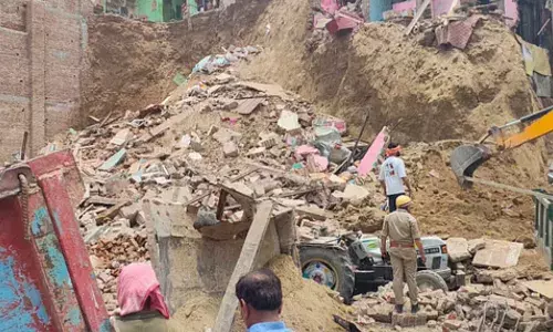 Kedarnath: बारिश से पैदल मार्ग पर पत्थर गिरने के बाद सोनप्रयाग से केदारनाथ की यात्रा रोकी Kedarnath: बारिश से पैदल मार्ग पर पत्थर गिरने के बाद सोनप्रयाग से केदारनाथ की यात्रा रोकी