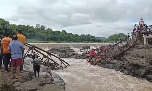 पुणे पुल हादसे पर पीएम मोदी और अमित शाह ने मुख्यमंत्री से की बातचीत, अजित पवार ने जताई चिंता पुणे पुल हादसे पर पीएम मोदी और अमित शाह ने मुख्यमंत्री से की बातचीत, अजित पवार ने जताई चिंता