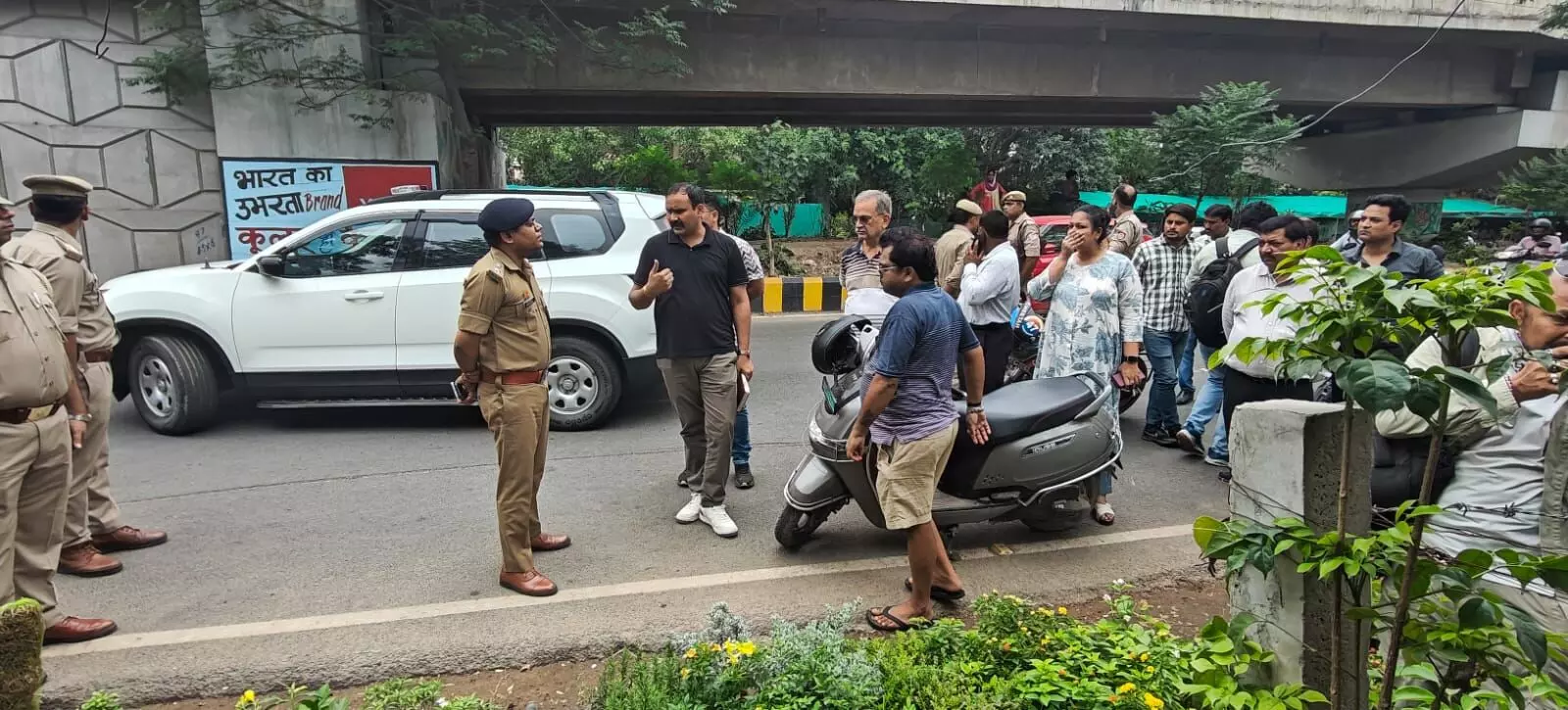गाजियाबाद में आंखों में मिर्ची डालकर मुनीम से 8.15 लाख लूटे, बाइक सवार तीन बदमाशों ने दिया घटना को अंजाम गाजियाबाद में आंखों में मिर्ची डालकर मुनीम से 8.15 लाख लूटे, बाइक सवार तीन बदमाशों ने दिया घटना को अंजाम