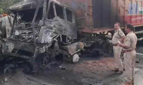 Bihar: बक्सर में बालू से लदे ट्रक की ट्रेलर से भीषण टक्कर, ट्रक के केबिन में फंसे चालक की जिंदा जलकर मौत Bihar: बक्सर में बालू से लदे ट्रक की ट्रेलर से भीषण टक्कर, ट्रक के केबिन में फंसे चालक की जिंदा जलकर मौत