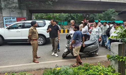 गाजियाबाद में आंखों में मिर्ची डालकर मुनीम से 8.15 लाख लूटे, बाइक सवार तीन बदमाशों ने दिया घटना को अंजाम गाजियाबाद में आंखों में मिर्ची डालकर मुनीम से 8.15 लाख लूटे, बाइक सवार तीन बदमाशों ने दिया घटना को अंजाम