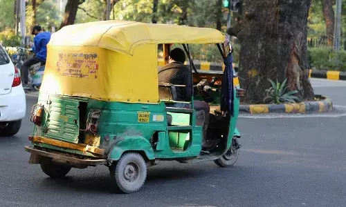 मोबाइल छीनने के आरोप में तीन ऑटो चालकों की गिरफ्तारी मोबाइल छीनने के आरोप में तीन ऑटो चालकों की गिरफ्तारी