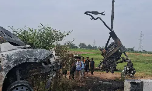 कार पलटने के बाद लगी आग, पांच लोग जिंदा जले, जानें ड्राइवर की किस छोटी गलती से हुई भीषण दुर्घटना कार पलटने के बाद लगी आग, पांच लोग जिंदा जले, जानें ड्राइवर की किस छोटी गलती से हुई भीषण दुर्घटना