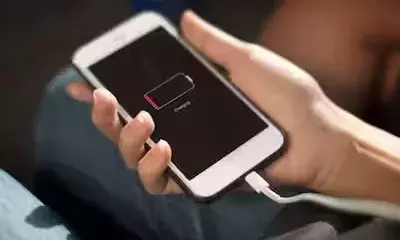 गर्मी में कहीं आपका फोन तो नहीं हो रहा ओवरहीट, चार्जिंग के दौरान आप न करें ये 5 गलतियां गर्मी में कहीं आपका फोन तो नहीं हो रहा ओवरहीट, चार्जिंग के दौरान आप न करें ये 5 गलतियां