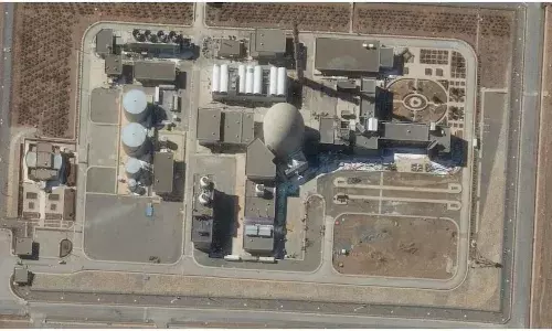 Israel- Iran War: अराक हेवी वॉटर रिएक्टर पर इजराइल का हमला दिखा रहा है परमाणु युद्ध का ट्रेलर! जानें क्या है वॉटर रिएक्टर Israel- Iran War: अराक हेवी वॉटर रिएक्टर पर इजराइल का हमला दिखा रहा है परमाणु युद्ध का ट्रेलर! जानें क्या है वॉटर रिएक्टर