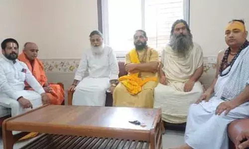 Premanand Maharaj की तस्वीर  वायरल होने से संतों में क्रोध! Mathura में बैठक कर दी यह चेतावनी Premanand Maharaj की तस्वीर  वायरल होने से संतों में क्रोध! Mathura में बैठक कर दी यह चेतावनी
