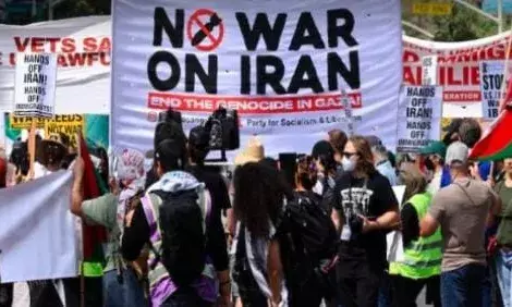 Iran Israel war: अमेरिका का ईरान पर हमला के विरोध में न्यूयॉर्क में सैकड़ों लोग सड़क पर उतरे, पोस्टर पर यह लिखा... Iran Israel war: अमेरिका का ईरान पर हमला के विरोध में न्यूयॉर्क में सैकड़ों लोग सड़क पर उतरे, पोस्टर पर यह लिखा...
