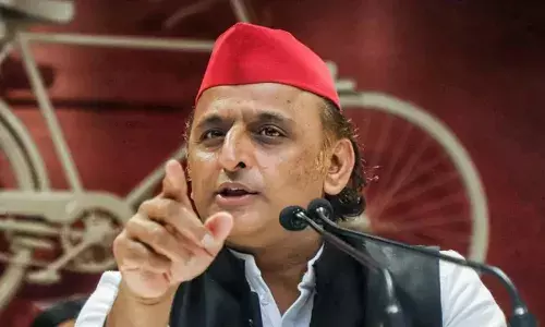 इटावा में कथावाचकों के बाल काटने की घटना पर भड़के अखिलेश, कहा- सरकार बेरहम और अलोकतांत्रिक