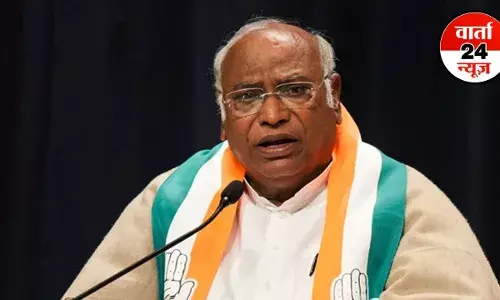 खड़गे ने कहा- आज देश में 11 साल से अघोषित आपातकाल! हमारी संविधान बचाओ यात्रा से भाजपा बौखला कर आपातकाल के 50 साल की बात करने लगी है खड़गे ने कहा- आज देश में 11 साल से अघोषित आपातकाल! हमारी संविधान बचाओ यात्रा से भाजपा बौखला कर आपातकाल के 50 साल की बात करने लगी है