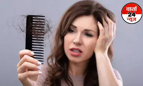 झड़ रहे है बाल! कहीं आप भी तो नहीं हो रहे गंजे, जानें कैसे रोके बालों का झड़ना