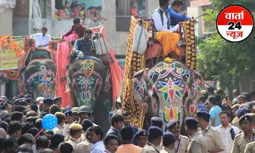 जगन्नाथ यात्रा में भक्तों का सैलाब ! रथ यात्रा में अचानक बेकाबू हुआ हाथी, देखें वीडियो जगन्नाथ यात्रा में भक्तों का सैलाब ! रथ यात्रा में अचानक बेकाबू हुआ हाथी, देखें वीडियो