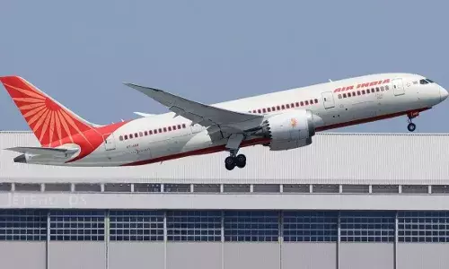 एयर इंडिया की उड़ान में यात्री ने किया हंगामा, दिल्ली एयरपोर्ट पर सुरक्षाकर्मियों के हवाले एयर इंडिया की उड़ान में यात्री ने किया हंगामा, दिल्ली एयरपोर्ट पर सुरक्षाकर्मियों के हवाले