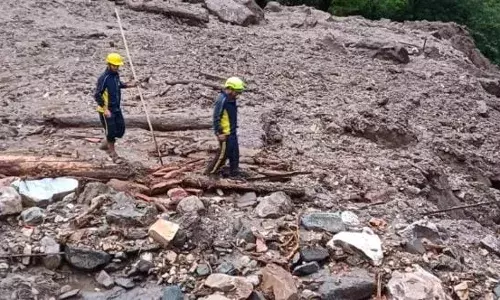 उत्तरकाशी में बादल फटने से तबाही मची आठ लोग लापता हुए, एसडीआरएफ की टीम तलाश में जुटी