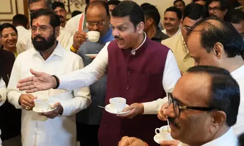 फडणवीस सरकार ने तीन-भाषा नीति के आदेश वापस लिए फडणवीस सरकार ने तीन-भाषा नीति के आदेश वापस लिए