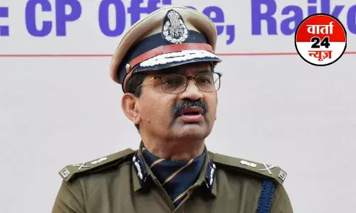 जिस दिन उन्हें सेवानिवृत्त होना था, उसी दिन गुजरात के डीजीपी विकास सहाय को छह महीने का सेवा विस्तार मिला