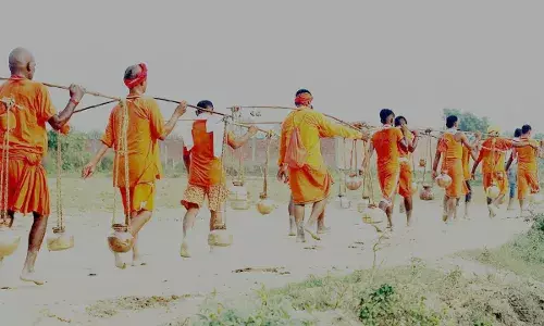 कांवड़ यात्रा को लेकर सतर्क हुई पुलिस, जगह-जगह जांच कर ढाबा संचालकों से ली जा रही ये जानकारी कांवड़ यात्रा को लेकर सतर्क हुई पुलिस, जगह-जगह जांच कर ढाबा संचालकों से ली जा रही ये जानकारी