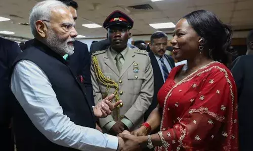 घाना की संसद में प्रधानमंत्री मोदी के संबोधन के दौरान सांसदों ने पहना भारतीय परिधान घाना की संसद में प्रधानमंत्री मोदी के संबोधन के दौरान सांसदों ने पहना भारतीय परिधान