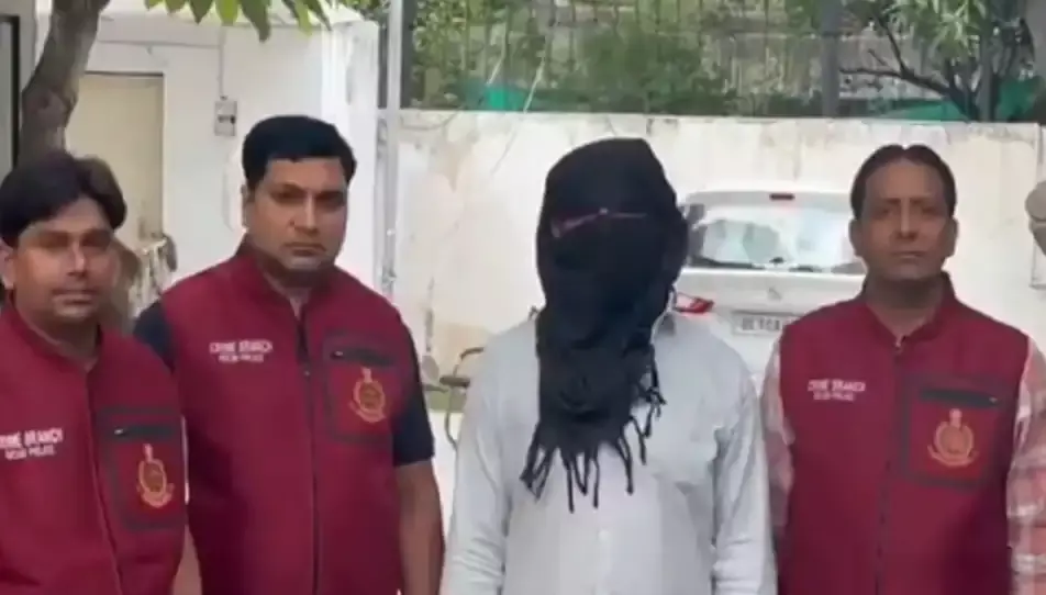 25 सालों से फरार चल रहे सीरियल किलर को दिल्ली पुलिस ने गिरफ्तार किया, जानें पहाड़ियों से फेंक कर कैसे करता था हत्या 25 सालों से फरार चल रहे सीरियल किलर को दिल्ली पुलिस ने गिरफ्तार किया, जानें पहाड़ियों से फेंक कर कैसे करता था हत्या
