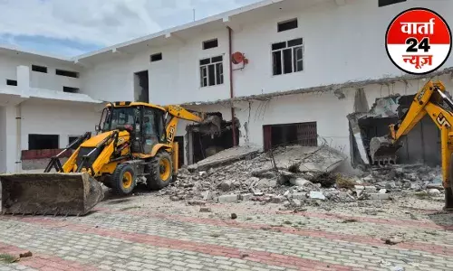 धर्मांतरण और राष्ट्र विरोधी गतिविधियों के मास्टरमाइंड छांगुर बाबा पर एक्शन! आलीशान कोठी पर गरजा बुलडोजर धर्मांतरण और राष्ट्र विरोधी गतिविधियों के मास्टरमाइंड छांगुर बाबा पर एक्शन! आलीशान कोठी पर गरजा बुलडोजर