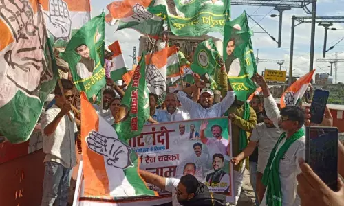 BIHAR: मतदाता पुनरीक्षण के विरोध में विपक्ष का बिहार बंद, रेल-रोड पर चक्का जाम, आगजनी BIHAR: मतदाता पुनरीक्षण के विरोध में विपक्ष का बिहार बंद, रेल-रोड पर चक्का जाम, आगजनी