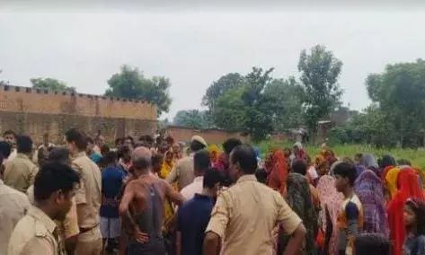 Prayagraj : बेदौली गांव स्थित तालाब में चार मासूम बच्चों के शव मिले, चारों तालाब में मछली पकड़ने गए थे Prayagraj : बेदौली गांव स्थित तालाब में चार मासूम बच्चों के शव मिले, चारों तालाब में मछली पकड़ने गए थे