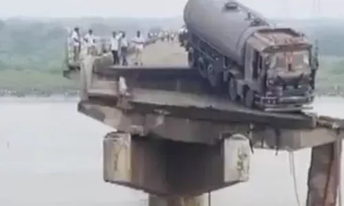 Gujarat: वडोदरा आणंद को जोड़ने वाला पुल नदी में बहा, कई वाहन पानी में गिरे, नौ की मौत, रेस्क्यू ऑपरेशन जारी