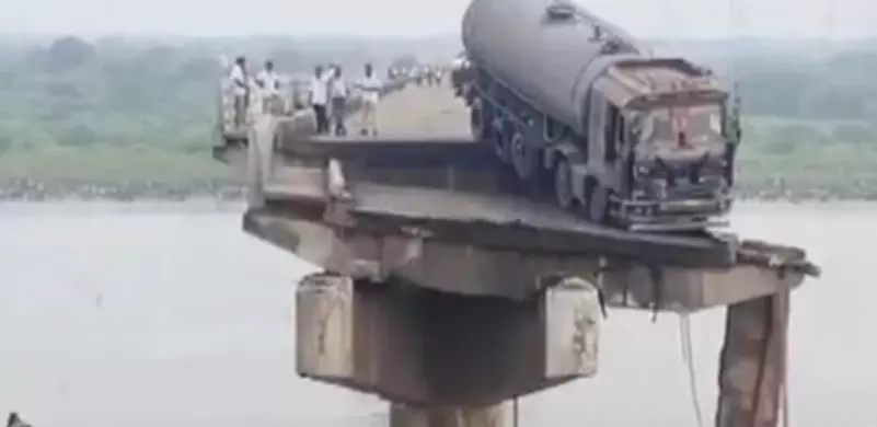 Gujarat: वडोदरा आणंद को जोड़ने वाला पुल नदी में बहा, कई वाहन पानी में गिरे, नौ की मौत, रेस्क्यू ऑपरेशन जारी Gujarat: वडोदरा आणंद को जोड़ने वाला पुल नदी में बहा, कई वाहन पानी में गिरे, नौ की मौत, रेस्क्यू ऑपरेशन जारी