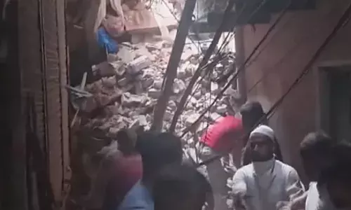DELHI: सीलमपुर में चार मंजिला इमारत गिरी, 12 लोगों के दबे होने की आशंका, सर्च ऑपरेशन जारी DELHI: सीलमपुर में चार मंजिला इमारत गिरी, 12 लोगों के दबे होने की आशंका, सर्च ऑपरेशन जारी