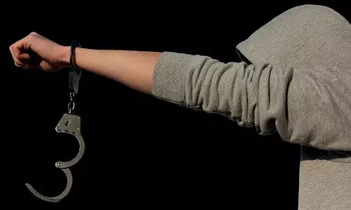 दिल्ली के मुकुंदपुर में फिरौती को लेकर फायरिंग, दो नाबालिग गिरफ्तार, 18 वर्षीय लड़की घायल दिल्ली के मुकुंदपुर में फिरौती को लेकर फायरिंग, दो नाबालिग गिरफ्तार, 18 वर्षीय लड़की घायल