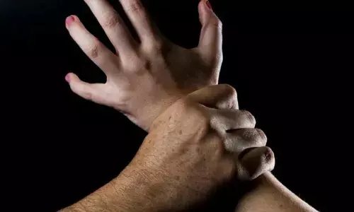 16 साल की लड़की ने अपहरणकर्ताओं को चटाई धूल, किया ये कारनामा 16 साल की लड़की ने अपहरणकर्ताओं को चटाई धूल, किया ये कारनामा