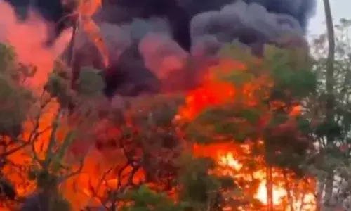 रेलवे स्टेशन पर खड़ी डीजल से भरी मालवाहक गाड़ी में लगी भीषण आग, दमकल कर्मियों के लिए आग बुझाना बनी चुनौती!