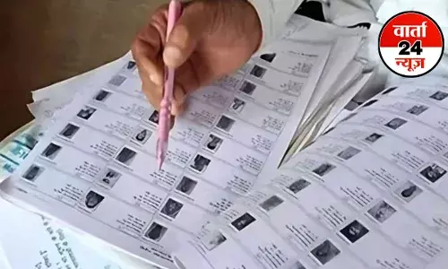 बिहार में 35 लाख फर्जी वोटर्स! लिस्ट रिवीजन का काम 83.66 प्रतिशत पूरा, जानें लिस्ट से किन्हें किया जाएगा बाहर बिहार में 35 लाख फर्जी वोटर्स! लिस्ट रिवीजन का काम 83.66 प्रतिशत पूरा, जानें लिस्ट से किन्हें किया जाएगा बाहर