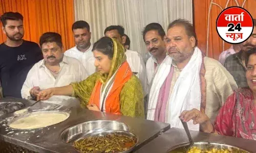 Iqra Hasan: सपा सांसद ने कांवड़ यात्रा में भगवा दुपट्टा ओढ़कर बांटा प्रसाद, वीडियो वायरल, मिल रही सराहना Iqra Hasan: सपा सांसद ने कांवड़ यात्रा में भगवा दुपट्टा ओढ़कर बांटा प्रसाद, वीडियो वायरल, मिल रही सराहना