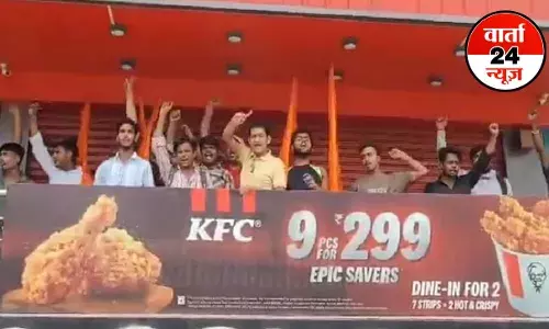 सावन में Non-veg: हिंदू रक्षा दल ने KFC रेस्तरां के अंदर घुसकर बंद कराया शटर, पुलिस मूक दर्शक रही सावन में Non-veg: हिंदू रक्षा दल ने KFC रेस्तरां के अंदर घुसकर बंद कराया शटर, पुलिस मूक दर्शक रही