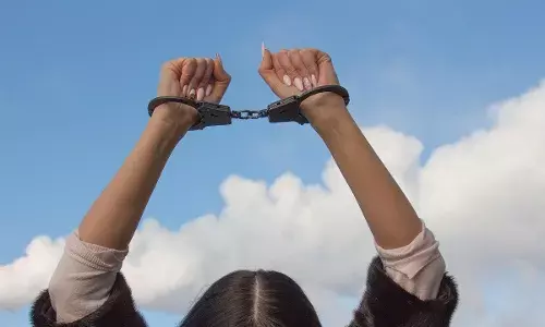 करंट लगा, बंदा मरा, पुलिस आई, बीवी गिरफ्तार; गजब की प्लानिंग थी जानकर फट जाएगी.....खोपड़ी करंट लगा, बंदा मरा, पुलिस आई, बीवी गिरफ्तार; गजब की प्लानिंग थी जानकर फट जाएगी.....खोपड़ी
