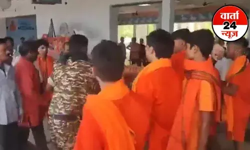 मिर्जापुर रेलवे स्टेशन पर कांवड़ियों ने एक CRPF जवान को बुरी तरह लात-घूसों से पीटा...धर्म के साथ इंसानियत को भी किया शर्मसार, देखें वीडियो