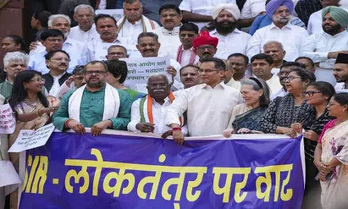 विपक्षी नेताओं को बोलने से रोका जा रहा..., INDIA गठबंधन का संसद में विरोध प्रदर्शन, Sonia-Priyanka ने उठाया यह सवाल विपक्षी नेताओं को बोलने से रोका जा रहा..., INDIA गठबंधन का संसद में विरोध प्रदर्शन, Sonia-Priyanka ने उठाया यह सवाल